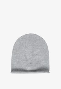 Gorro de punto gris con forma redondeada y un dobladillo enrollado. La textura es suave con un patrón de tejido consistente. Sin marcas ni acentos visibles.