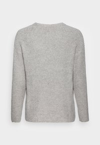 Jasnoszary sweter dziergany z okrągłym dekoltem, długimi rękawami i luźnym krojem, z prążkowaną fakturą na całej tkaninie.