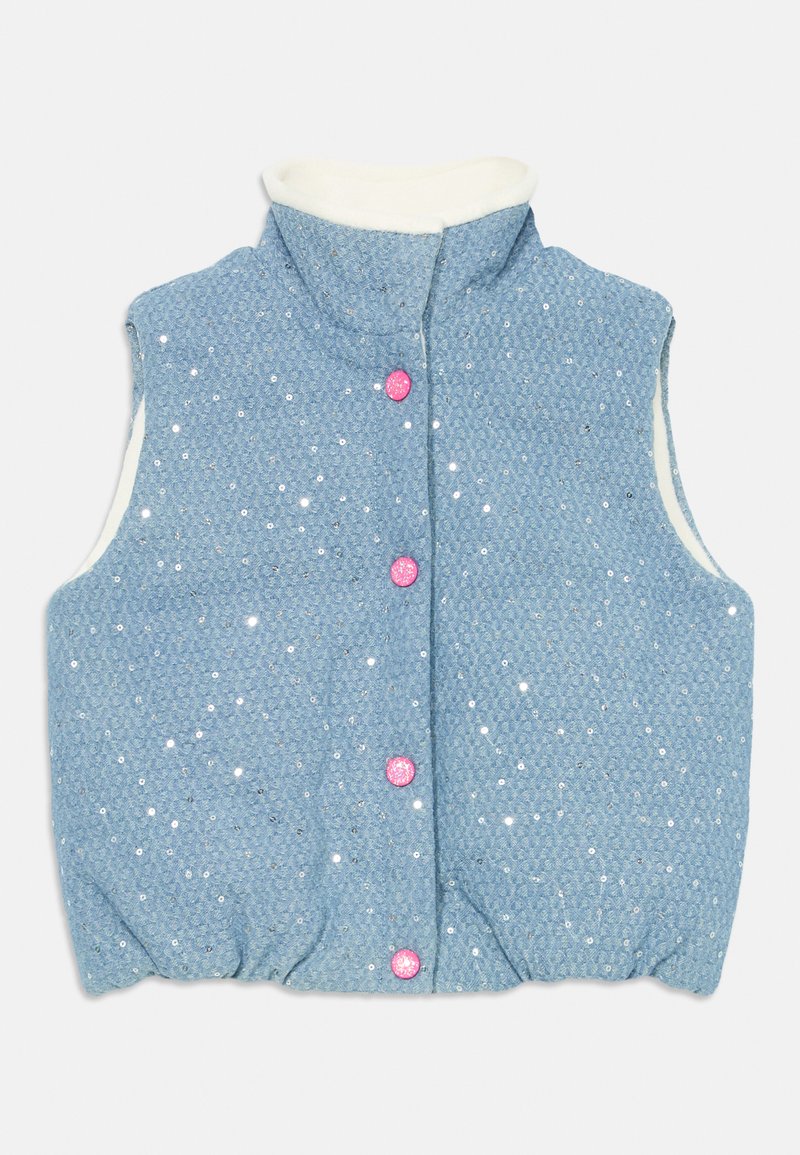 Gaiši zils veste ar teksturētu rakstu, ar baltu frotē iekšpusi un rozā pogām. Rotāta ar nelielām pērļu aplikācijām.