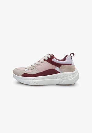 Sportovní tenisky s kombinací světlé růžové, burgundské a taupe semišové kůže, s masivní bílou podrážkou a kontrastním šněrovacím designem.