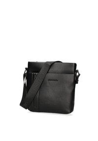 Borsa a tracolla in pelle nera con finitura testurizzata, dotata di una tasca anteriore con zip e di una tracolla regolabile con il nome del marchio impresso.