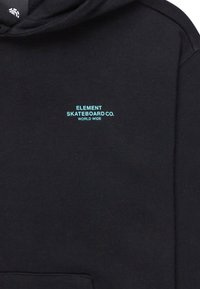 Felpa nera con tasca a marsupio frontale. Presenta un logo azzurro "ELEMENT SKATEBOARD CO. WORLD WIDE" stampato sul petto.