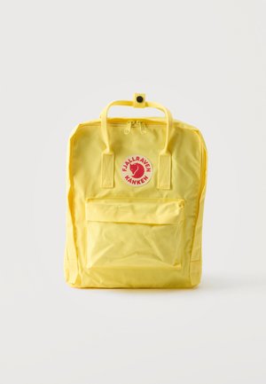 Жълта раница Fjällräven Kånken с преден джоб, горни дръжки и лого върху чист бял фон.