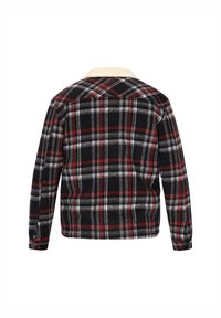 Vista trasera de chaqueta a cuadros en negro, rojo, blanco y gris con mangas largas y cuello de forro polar color crema sobre fondo blanco.