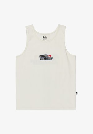 Valge puuvillane särk, mille keskosas on musta ja punase printimisega "Quiksilver" logo. Disain on lihtne laiade käeaukudega.