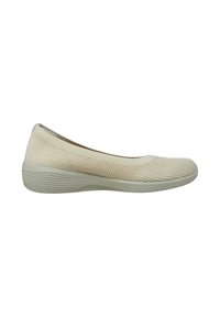 Ballerine in maglia beige con punta arrotondata, upper testurizzato e suola in gomma di colore chiaro a contrasto. Design semplice e discreto senza elementi hardware.