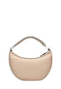 Beige leren handtas met een gebogen vorm, voorzien van een gevlochten kettinghandvat en zilveren hardware, ritssluiting en contrasterende randafwerking.
