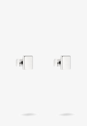 Cufflinks quadrati in argento con finitura lucida e nome del marchio embossato in modo sottile, caratterizzati da un design geometrico semplice e moderno.