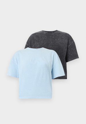 Deux t-shirts à manches courtes et col rond, courts, l'un en bleu clair et l'autre en noir avec une texture délavée, présentés sur un fond blanc.