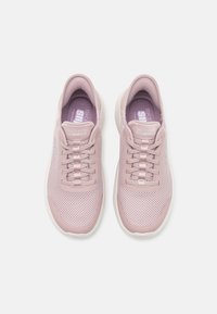 Vaaleanpunaiset Skechers GoWalk -lenkkarit, joissa on verkkomateriaali ja samansävyiset nauhat valkoista taustaa vasten.