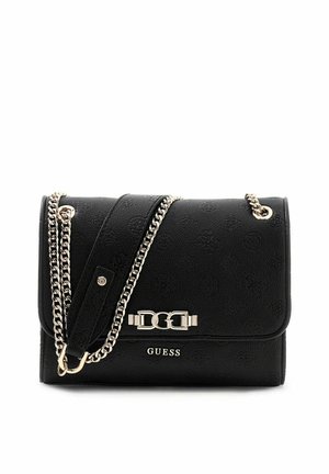 Sac bandoulière en cuir noir Guess avec motif de logo en relief, bandoulière chaîne dorée et fermeture à bouton-pression métallique sur le rabat avant.