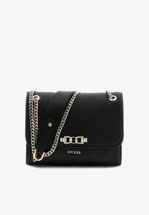 Sac bandoulière en cuir noir Guess avec motif de logo en relief, bandoulière chaîne dorée et fermeture à bouton-pression métallique sur le rabat avant.