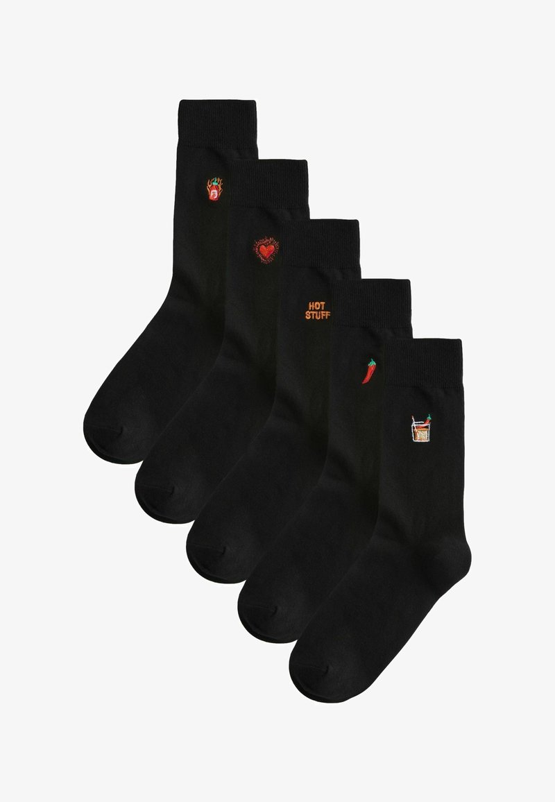Fünf schwarze Socken, jeweils mit einer kleinen bunten Stickerei: flammendes Herz, rotes Herz, Schriftzug "HOT STUFF", Chilischote und scharfes Getränk.