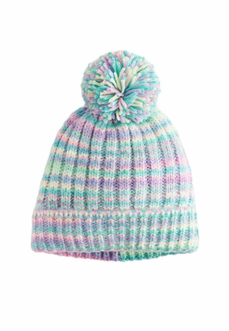 Stickad mössa med ett flerfärgat mönster i pastellnyanser av rosa, grönt och blått. Har en stor matchande pom-pom på toppen.