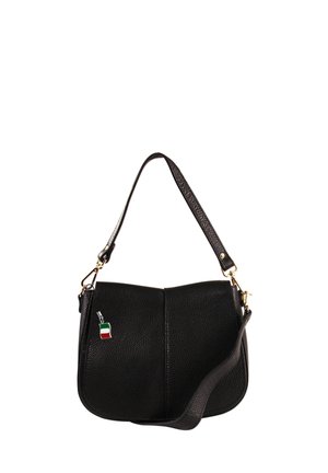 Sac en cuir noir texturé, de forme courbée, avec une bandoulière amovible, des accessoires en métal doré et un petit charme en forme de drapeau italien.