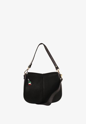 Sac en cuir noir texturé, de forme courbée, avec une bandoulière amovible, des accessoires en métal doré et un petit charme en forme de drapeau italien.