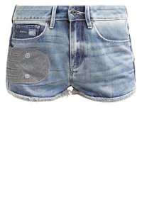 Jeansshorts i ljusblå tvätt, fransad nederkant, femfickdesign, har en grå tygpatch med böjda linjer på vänster ben.