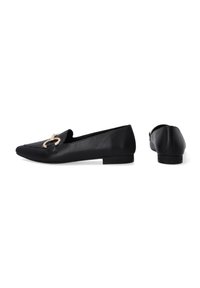 Schwarze Lederloafer mit spitzem Zehenbereich, vorne mit metallischem Akzent und niedrigem Absatz, glatte Textur und minimalistisches Design.