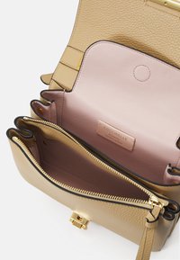 Coccinelle ARLETTIS - Torba preko tijela - fresh beige