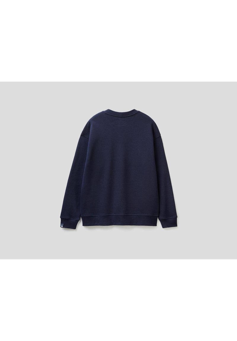 Sudadera de color azul marino con un corte relajado, cuello redondo y mangas largas. Presenta puños y dobladillo de canalé, fabricada con un tejido suave.