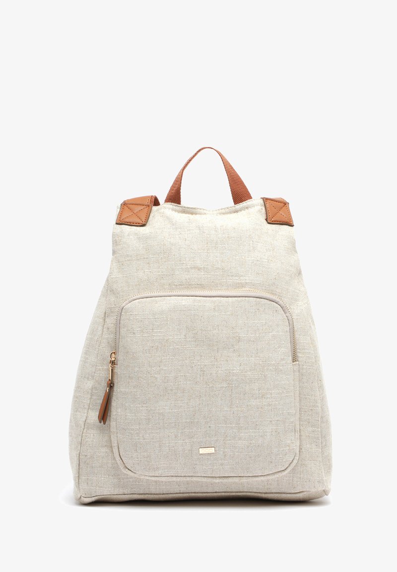 Beige canvasryggsäck med läderdetaljer, dubbla axelremmar, handtag upptill och framficka med dragkedja. Texturerad tyg med en minimalistisk design.