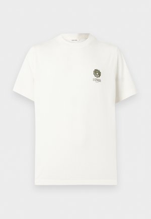 T-shirt blanc à manches courtes avec un petit parapluie vert et le logo texte "LA SPIAGGIA" sur la poitrine gauche.