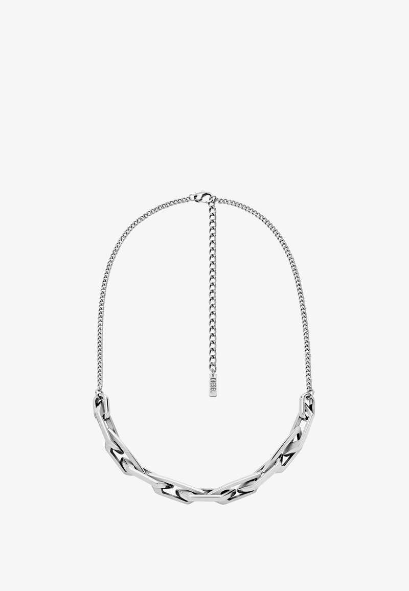 Stříbrný řetízek náhrdelníku s plochým, vzájemně propojeným designem. Texturované články a zapínání na karabinku s nastavitelným řetízkem.