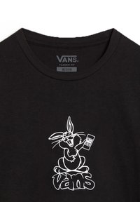 Camiseta de algodón negra con un conejo de dibujos animados blanco sosteniendo un control remoto, con el logotipo "Vans" debajo en letras gruesas. Corte clásico, tamaño mediano.