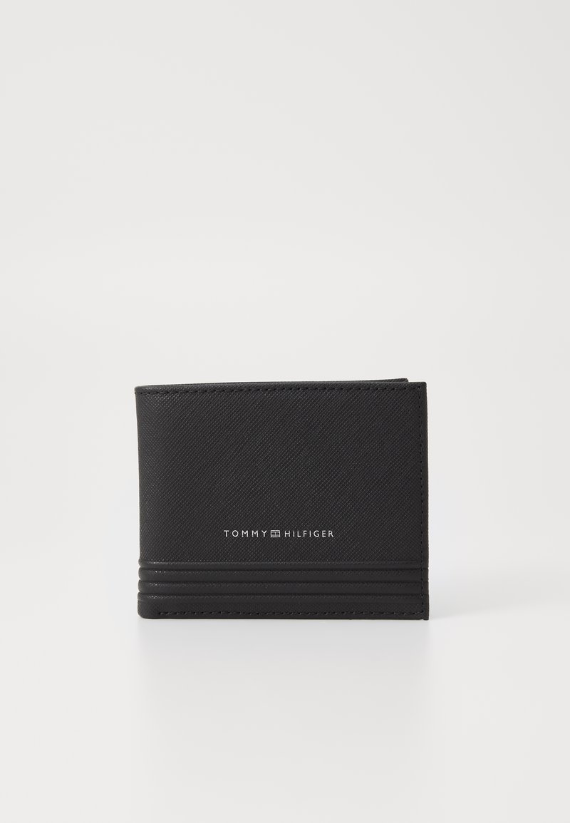 Crna novčanik od teksturiranog materijala. Ima logo na prednjoj strani i horizontalne utore za kartice. Kompaktan, pravokutan dizajn.