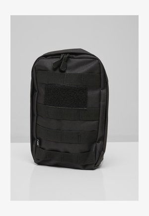 Compatta bustina tattica nera con multiple cinghie orizzontali e una toppa in velcro sulla parte anteriore, in posizione verticale su una superficie bianca.