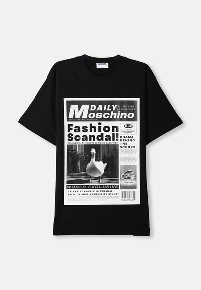 Tricou negru cu un print grafic în stil ziar, având o rață albă și titluri de text îndrăznețe în culori contrastante. Mâneci scurte, guler rotund.