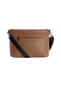Bolso de cuero marrón cruzado con un bolsillo frontal con cremallera, correa negra ajustable y textura suave. Sin patrones ni acentos visibles.