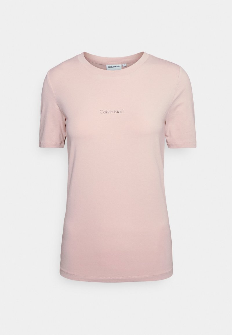 T-shirt en coton rose clair à manches courtes, col rond, avec logo "Calvin Klein" brodé sur la poitrine. Texture lisse, coupe classique.