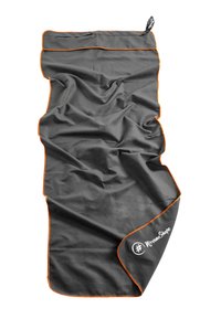 Graues Mikrofaser-Reisetuch mit orangefarbenen, gen ähten Rändern. Es verfügt über eine glatte Textur und ein Logo in der unteren rechten Ecke. Gefaltetes Design gezeigt.