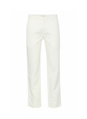 Pantalones blancos de pierna recta hechos de una mezcla de algodón. Cuentan con un cierre de botón y cremallera, con bolsillos laterales y una textura lisa.