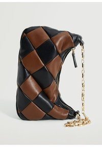 Borsa in pelle nera e marrone con un design trapuntato, dotata di una tracolla in catena dorata e una chiusura con zip. Texture liscia con una forma strutturata.