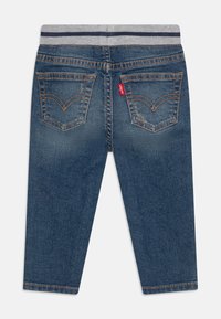 Denimjeans med mörk tvätt, elastisk midja med grå och marinblå rand, två bakfickor med signaturstygn.