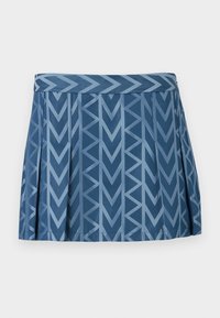 Μπλε πλισέ φούστα με γεωμετρικό σχέδιο ψαροκόκαλου σε φωτεινότερους μπλε τόνους, με εφαρμοστό ζωνάκι στη μέση.