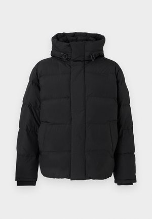 Casaco puffer preto, design acolchoado com costuras horizontais, gola alta, cordões ajustáveis e punhos canelados. Textura mate suave.