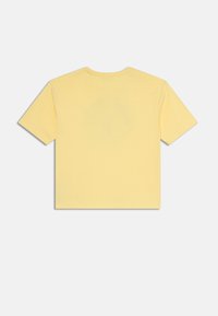 Kortärmad t-shirt i mjuk, lätt bomull, med rund halsringning. Den är enfärgad gul, har normal passform och slät textur.