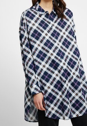 Camicia a maniche lunghe a scacchi blu e bianca, con chiusura a bottoni e un taglio rilassato. Presenta accenti rosa e arancioni nel design a quadri.