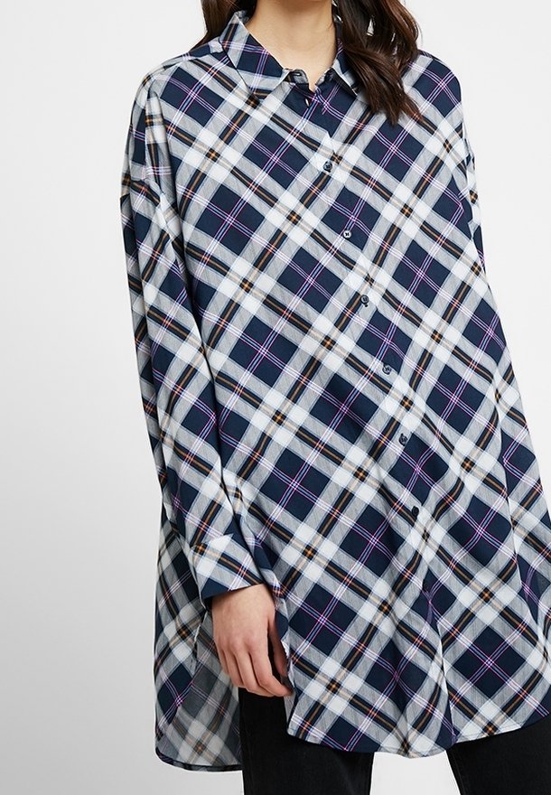 Camicia a maniche lunghe a scacchi blu e bianca, con chiusura a bottoni e un taglio rilassato. Presenta accenti rosa e arancioni nel design a quadri.