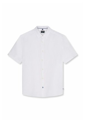 Camicia bianca a maniche corte con bottoni, colletto classico e piccolo dettaglio scuro vicino al bottone inferiore, distesa su uno sfondo bianco.