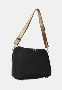 Borsa a spalla rettangolare nera con ampia tracolla regolabile, caratterizzata da una stampa mappa beige e clip in metallo dorato.
