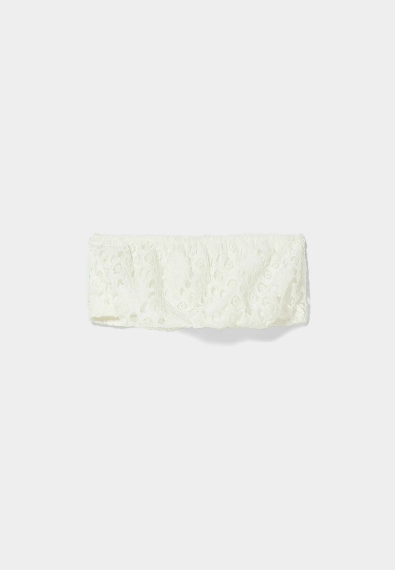 Weißes Spitzenkopftuch mit floralen Mustern, das eine strukturierte Oberfläche und eine elastische Konstruktion für einen sicheren Sitz aufweist.