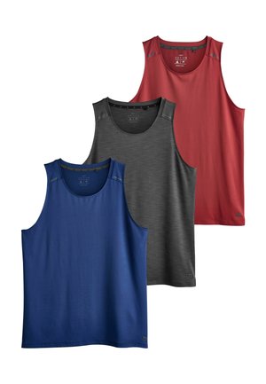 Tre ærmeløse atletiske tanktops i rød, mørkegrå og blå, vist overlappende på en hvid baggrund.