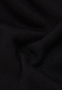 Zbliżenie na miękką, teksturowaną czarną tkaninę z subtelnymi wzorami splotu, ukazującą fałdy i delikatne zmarszczki, sugerującą ciepło i komfort.