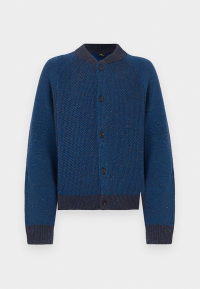 Gestrickte blaue Strickjacke mit strukturierter Musterung, Rundhalsausschnitt und Knopfverschluss. Verfügt über gerippte Bündchen und Saum mit dunkleren blauen Akzenten.