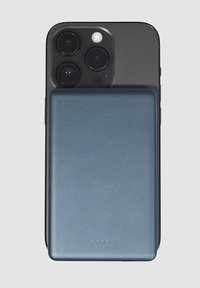 Smartphone noir avec trois lentilles d'appareil photo circulaires, partiellement recouvert par une batterie externe rectangulaire bleue avec une texture lisse et des voyants lumineux.