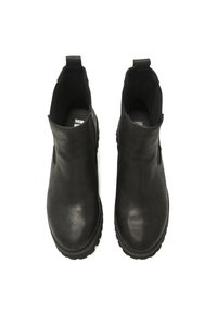 Botas de tobillo de cuero negro con una superficie lisa, punta redondeada y suela de goma texturizada. Incluyen tiradores en la parte posterior para facilitar su colocación.